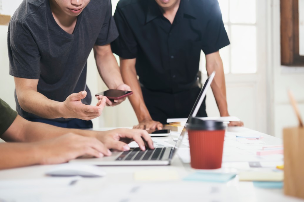 tipos societários empresariais - três pessoas trabalhando com um notebook