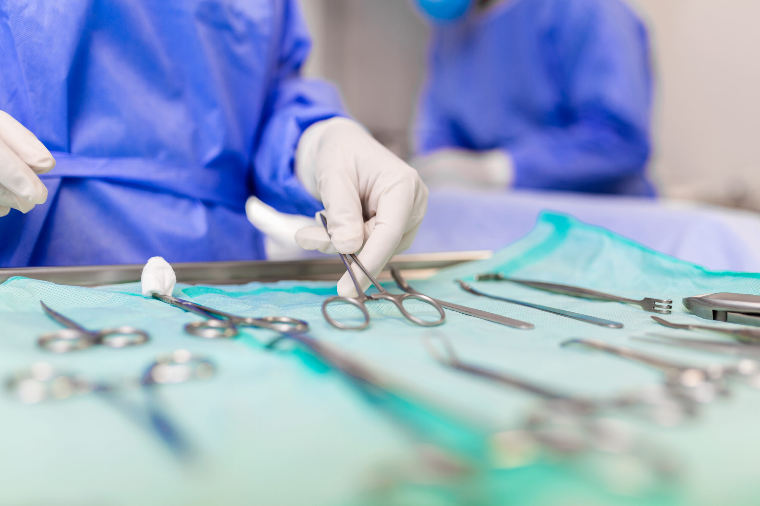 Erro médico: médico escolhendo um entre os vários instrumentos para realizar procedimento cirúrgico.